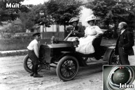 Az elektromos gyújtáskapcsoló a kényelmet hivatottak szolgálni, hogy ne kelljen a nehezen tekerhető kurblikkal szenvedni. 1920-tól már a Ford T-modellben is ilyet használtak. Manapság pedig már csak egy gomb megnyomására van szükségünk az indításhoz.