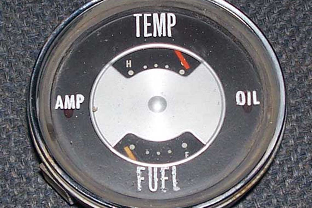 A legelső műszerfalba épített üzemanyagszint jelzőket az amerikai Studebaker autógyártó cég készítette.