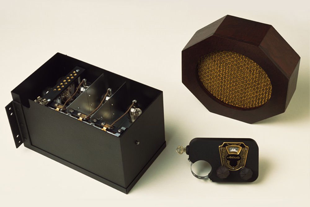 A világ első, kifejezetten autókba szánt, üzletileg is sikeres audiorendszerét, Paul és Joseph Galvin dobta piacra 1930-ban. Ez volt a Motorola 5T71-es modellje. Az első rádiót egy 1300 kilométeres úton tesztelték és hibátlanul működött.