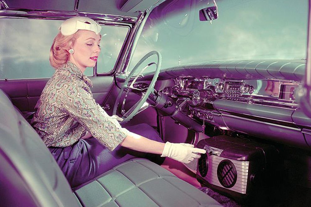 1939. november 4-én, a Chicagói Autószalonon mutatkozott be az a Packard modell, amelybe légkondicionáló berendezést építettek. Az autó motorjáról hajtotta készülék kapacitása 1,5 tonna jéggel volt egyenértékű, 24 órás folyamatos, nagy sebességű haladással.