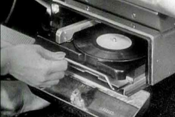 Az 1956-1959-es évjáratú Chryslerekben lemezjátszót szereltek a kesztyűtartó helyére. Forradalmi megoldásnak tűnt, az autósok élvezték is egy darabig, de aztán rájöttek, hogy ez mégsem az igazi, ugyanis az úthibáknak köszönhetően a tű folyamatosan elugrott a lemezről és bizony nagyon hamar cserére vagy felújításra szorult a szerkezet.