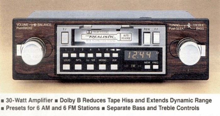 1962-ben a Philips bemutatta új termékét, amit kazettának nevezünk. A hivatalosan Compact Cassette névre hallgató hanghordozó eszköz rohamosan terjedni kezdett. Erre a lehetőségre csapott le aztán a gyártók java része, és kezdték el a ma ismert autóba szerelhető rádiós magnók gyártását a hetvenes években.