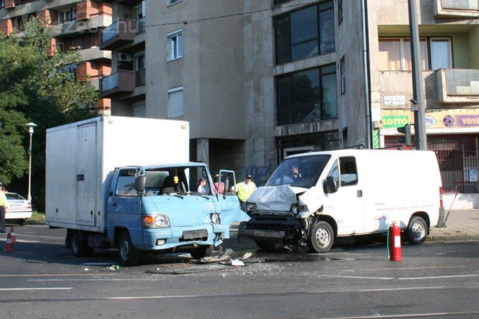 Idén várhatóan 15 ezer forintra csökken a kötelező felelősségbiztosítás éves átlagdíja. Jelentős, akár az alapdíj felét kitevő online kedvezmény járhat azoknak, akik az egész éves díjat kifizetik, átutalással vagy bakkártyával