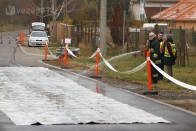 Linóleumot locsolnak a tűzoltók