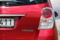 2009 óta egyszerűen Versónak hívják, a Corolla elmaradt a névből. Talán azért, mert az Avensis padlólemezére épül és a jóval nagyobb Avensis Versót is kénytelen pótolni