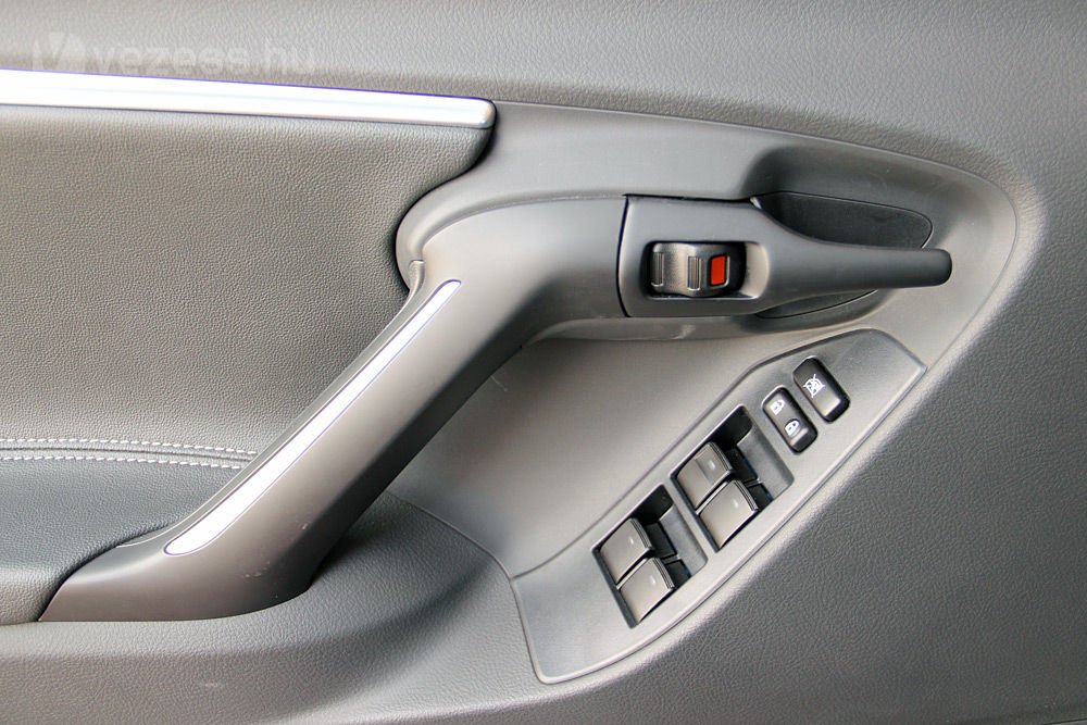 Bármelyik japán autóban lehetnének ezek a kapcsolók