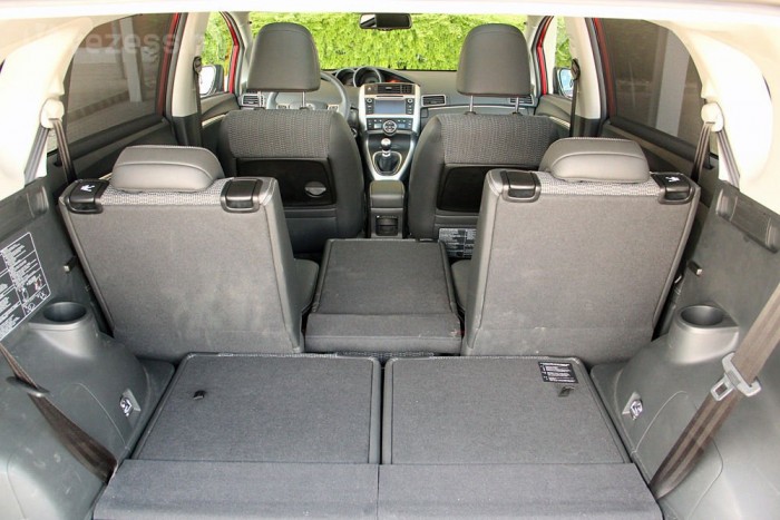 A leghátsó üléseket pár mozdulattal felcsaphatjuk a padlóból vagy visszacsukhatjuk