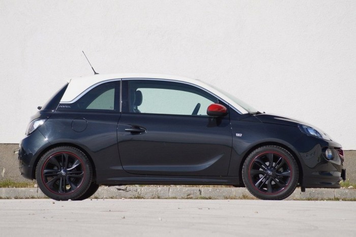 Rövid tengelytáv és határozott orrnehézség jellemzi az Adamot; lehet vele élvezetesen autózni, de cseppet sem sportos karakter