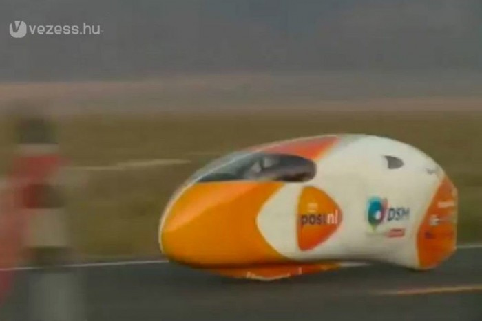 A leggyorsabb. Európai biciklisebesség-rekordot döntött egy holland diák: 128 kilométer/órás tempóval sikerült pedáloznia. A bringa áramvonalas, leginkább egy ufóra emlékeztető burkolatot kapott, vezetője fekve tekeri. Olyan gyorsan, hogy csak ilyen elmosódott képre futotta.
