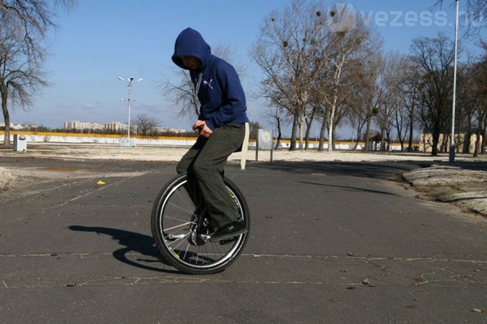 Huni-Rex monocikli. Egykerekű járgányból egész szép mennyiséget lehet összeszedni, ha idétlen járgányokat keresünk. A monociklik között különleges darab a magyar fejlesztésű, a hagyományos egykerekűnél háromszor gyorsabb, lánchajtású járgány. Ráülni ugyanolyan vacak, mint a mezei változatra.
