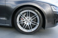 3 millió forintért (!) a V8-asokhoz és a W12-hez kerámia féktárcsa is rendelhető