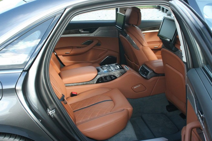 Rendelhető szellőztetés, masszázs, hűtőszekrény, és az első ülés háttámlájából kihajló lábtartó