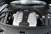 Néhány gyári adat fogyasztásra: 5,9-es átlagot ír az Audi a 3.0 TDI-nél, 10,1 litert az S8-nál, és 11,7 litert a W12-nél. Jól meghajtva nekünk 19,5 litert írt ki a kompjúter a W12-re