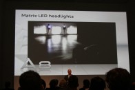 A LED-Matrix tudásának prezentációja: ha több autó, vagy több ember áll velünk szemben, azokat mind körbevilágítja a rendszer
