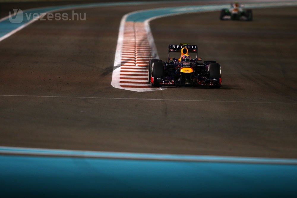 F1: Vettelék megint a Mercedesek előtt 15