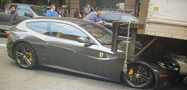 Teherautó tarolta le a Ferrarit 12