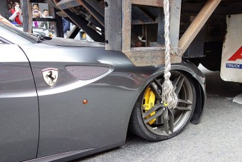 Teherautó tarolta le a Ferrarit