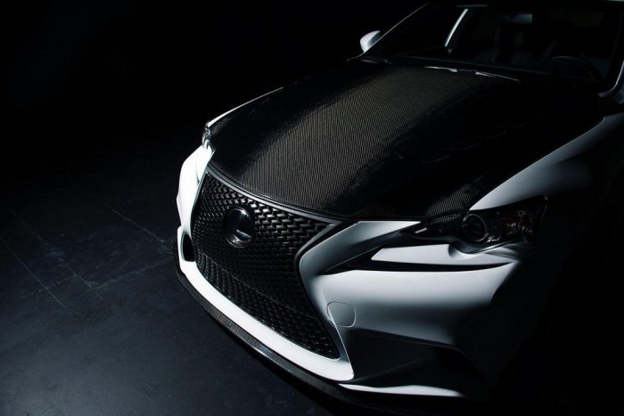 Variációk egy sportszedánra 5 Szenek szárnyán: a Seibon Carbon nevéhez híven szénszálas kiegészítőkkel dobta fel a 2014-es IS 350 F SPORT modellt. Jutott belőle a gépház és a csomagtér fedelére, a könnyű anyagból készültek a kerékdobok, az oldalsó küszöb és a hátsó légterelő. Emellett A’Pexi futómű, egyedi szívócső és 20 colos Volk Racing G27 keréktárcsák is találhatók a fekete-fehér játékoson.