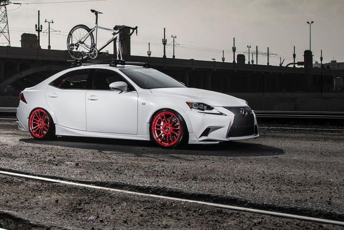 Variációk egy sportszedánra 6 Lexus IS AWD (2014) Gordon Ting
Gordon Ting számára mindegy, milyen a motor, a lényeg az összkerékhajtás. A bringaszállító csak álca: egyedi szívócsövével, Street Flex rugóstagjaival, sportkipufogójával, Brembo fékjeivel, Sparco üléseivel és filigrán bukókeretével, no meg piros felnijeivel ez az IS igazi vadállat.