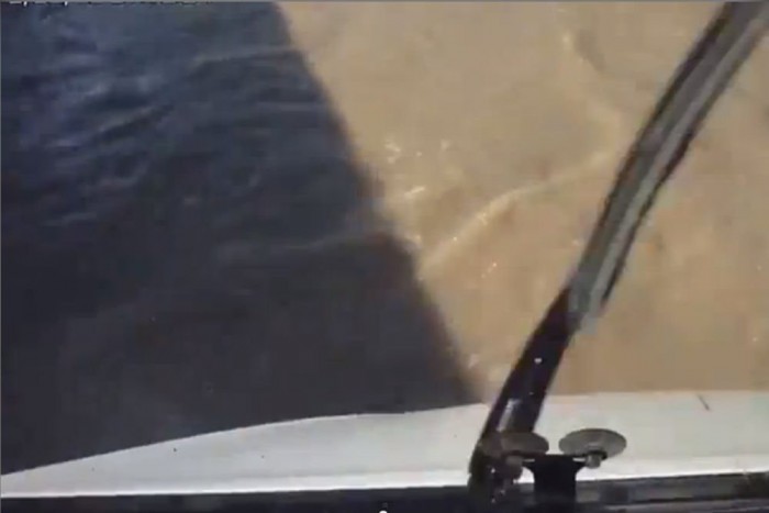 Szalagkorlát, majd folyóban landolás