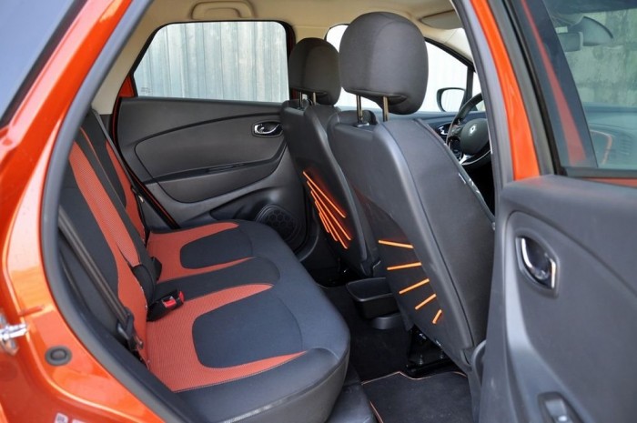 A hátsó üléssor tologatható előre-hátra