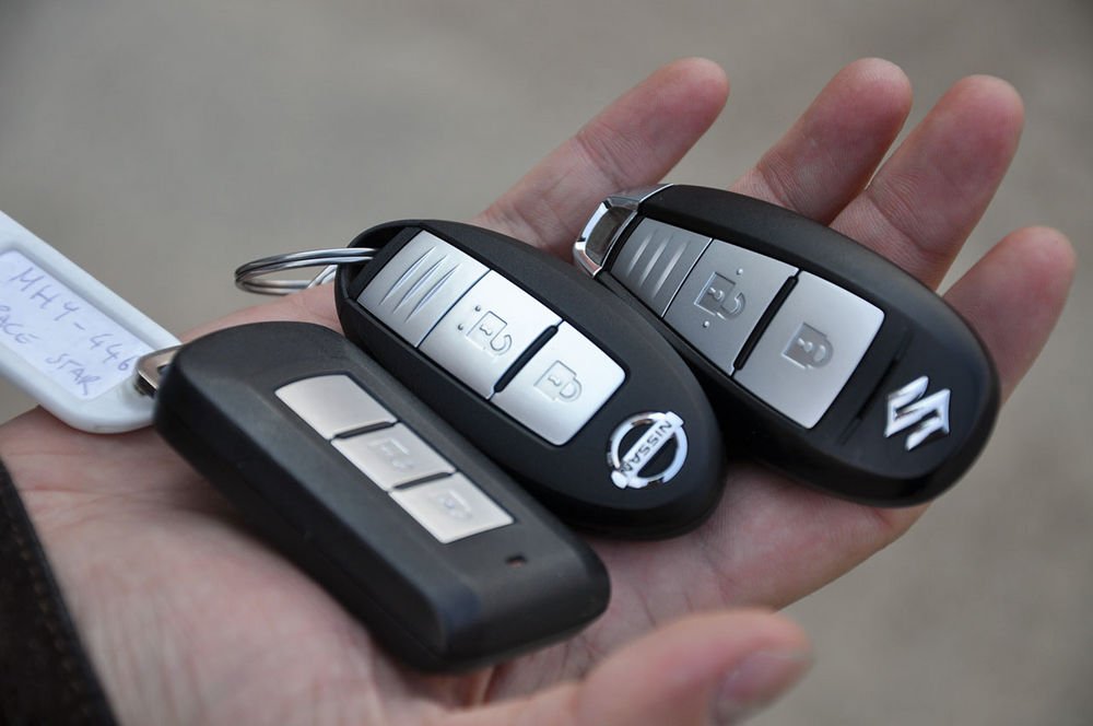 Mindhárom autó gombnyomásra indul, a Suzuki-Nissan kulcs pedig szinte ikerpár, javarészt csak a márkajelzésben különböznek.