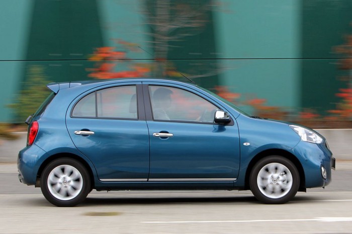 Összehasonlító teszt: takarékos japán autók 5 Született városi autó a Nissan Micra, kormánya leheletkönnyű, hátrafelé is jó a kilátás, amit még a tolatókamera adta biztonság is fokoz