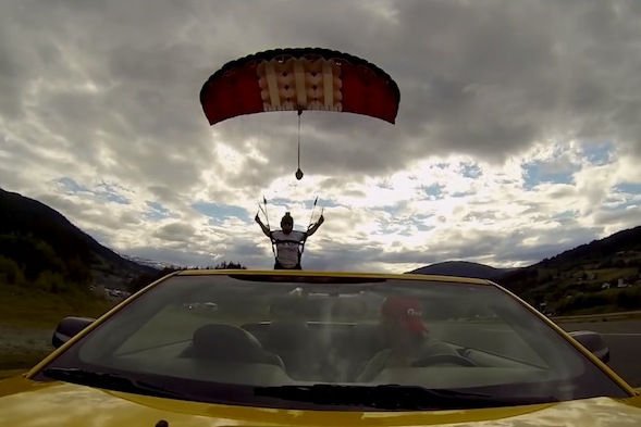 Ejtőernyővel ugrott a kabrióba