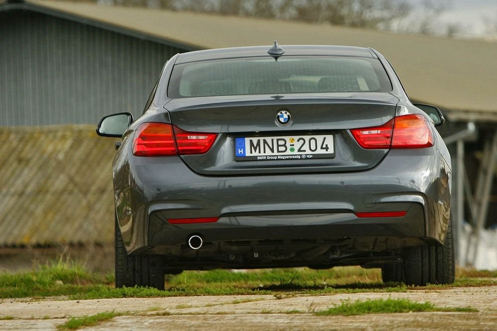 A formához jobban illő benzinmotorból hármat kínál a BMW az F32-höz: a 184 lovas 20i-t, a 245 lóerős kétliteres, négyhengeres turbót (28i), vagy a csúcsmodellt, a hathengeres, 340 lovas 35i-t