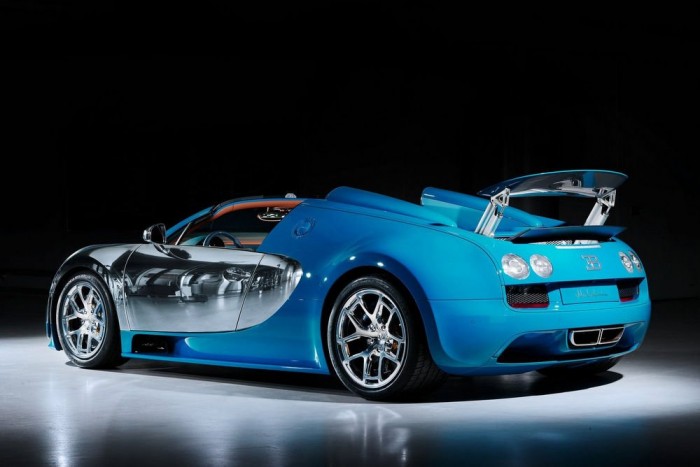 Öszefirkált luxussportkocsi 7