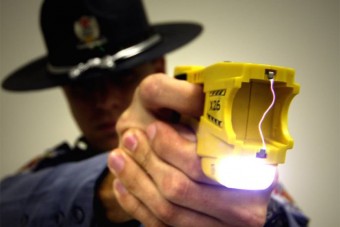 Mutasd a melled, vagy lelőlek!