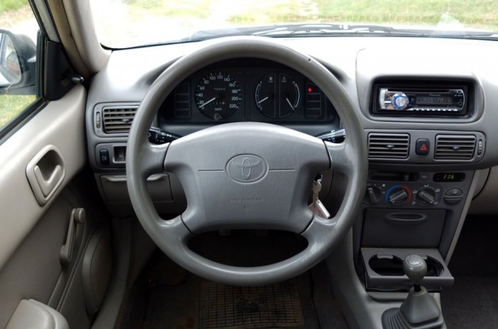 Használt autó: Toyota Corolla E11 4 Nagyméretű a volán, az üléspozíció alacsony, a padlóhoz közel ülünk, ez változott a következő E12-es szériával