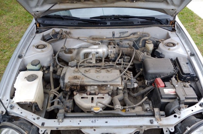 Használt autó: Toyota Corolla E11 3 A motortérben ritkán találunk hibát, a 4A-FE jelzésű, kiforrott technikával működő blokk zokszó nélkül, drága megoldások nélkül ad tűrhető teljesítményt