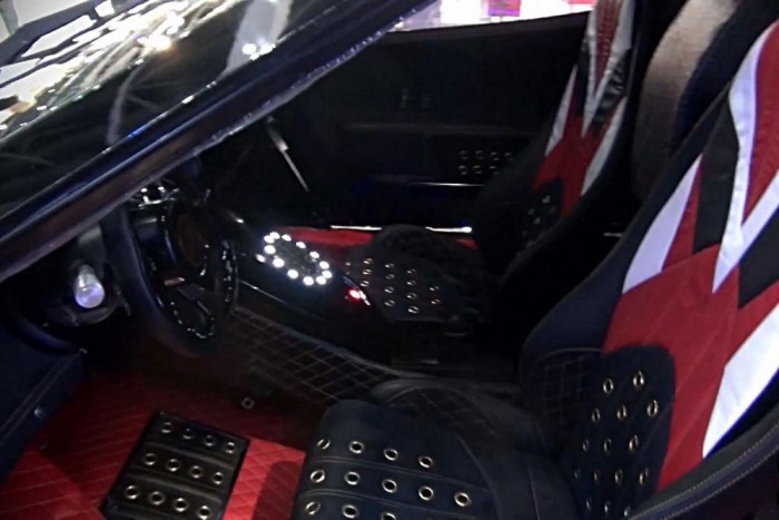 Nincs légzsák, sem biztonsági öv, de vannak szegecsek és tarka bőrök