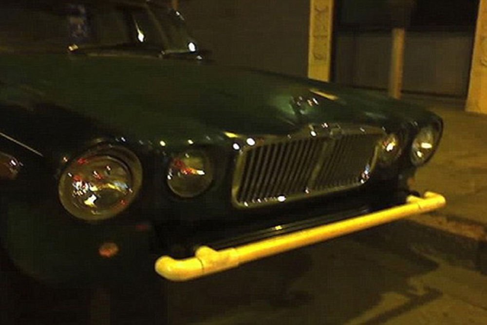 Vajon mi járt a tulaj fejében, mikor felszerelte a sárga csövet a Jaguarra? Biztos nem a gyalogosbiztonság.