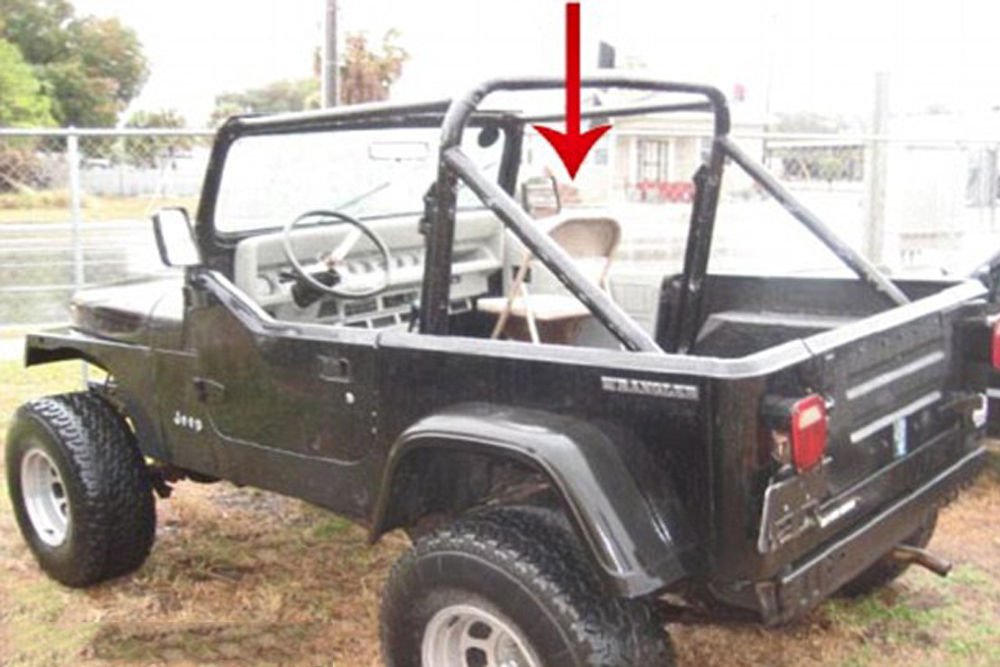 Talán nem a legbiztonságosabb megoldás kerti kisszéken utazni egy nyitott terepjáróban, de az biztos, hogy felejthetetlen élmény.