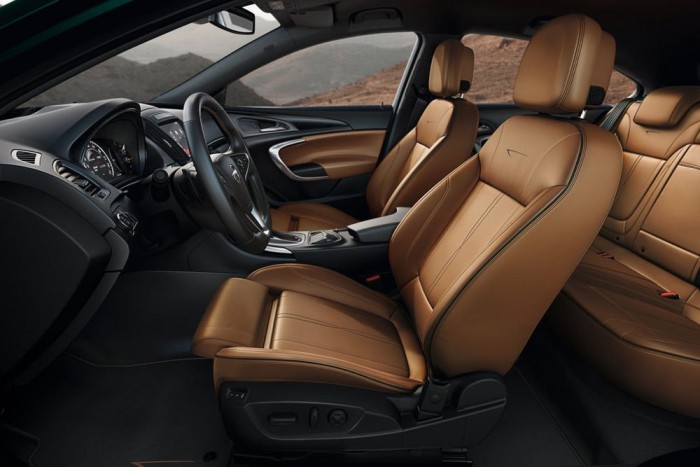 Egészen kiválóak a feláras ülések az eltalált gerinctámasszal és a kihúzható lábtámasszal