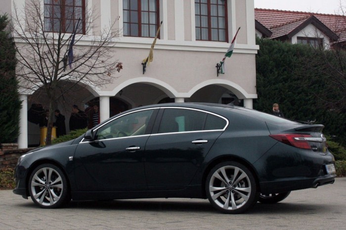 Nagy Opel, kis fogyasztás 1 Nehezen hisszük, de 20 ezer Ft a hátsó ablaktörlő felára. Vagy sóherségből, de inkább a jobb alaktényező miatt maradhatott ki az alapfelszereltségből