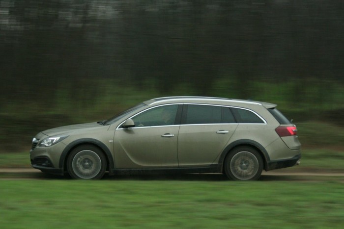 Két centiméterrel nagyobb a hasmagassága a sima kombiénál