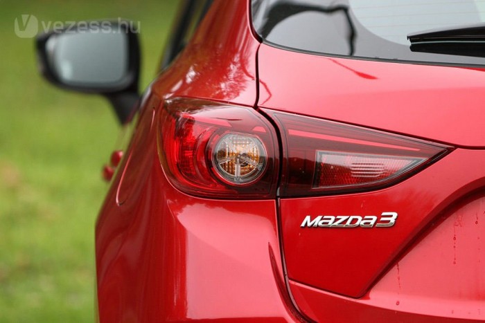 Hátrafelé is szigorúan néz