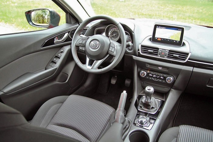 Kissé komor hangulat uralkodik a sötét utastérben