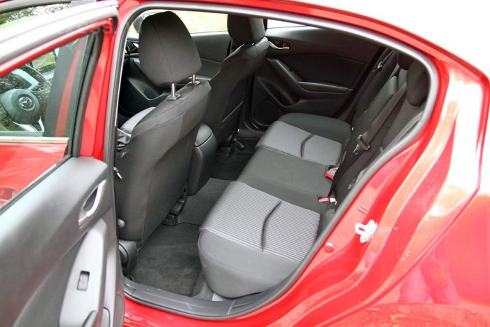 A hátsó sor térdben sem szűk, de 190 centivel a koponya már súrolja a tetőkárpitot