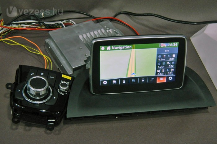 Kiszerelve így fest a navigációs- ,szórakoztató- és kommunikációs egység 
