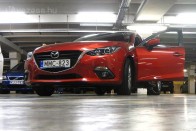 Az NNG garázsában a Mazda3-as. Éppen egy navigációs bemutatón főszerepel.