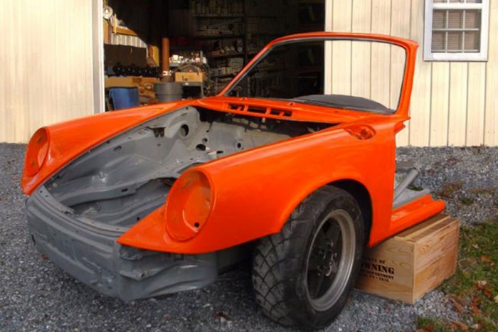Íme az első lépések, a szétvágott Porsche 911.