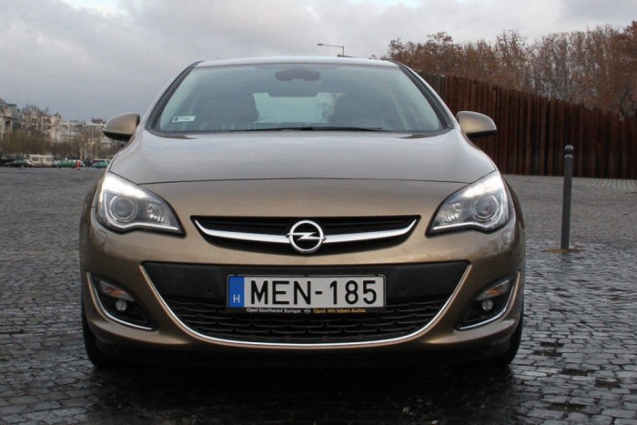 Top 10: Magyarország kedvenc autói 9 2. Opel Astra, 1848 db. Népszerű cégautó az Opel Astra is, amelynek eladásaiból összesen 310 darab jut az elődre. Mivel a bemutatása óta többször szigorított gyalogosvédelmi előírásoknak a H Astra csak gazdaságtalan továbbfejlesztéssel volna képes megfelelni, az autó jelenleg már nem is helyezhető forgalomba. A 310 régi autó még év elején talált gazdára