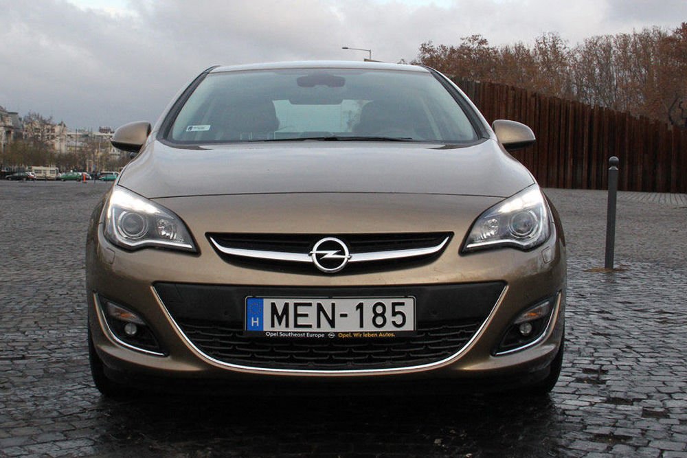 2. Opel Astra, 1848 db. Népszerű cégautó az Opel Astra is, amelynek eladásaiból összesen 310 darab jut az elődre. Mivel a bemutatása óta többször szigorított gyalogosvédelmi előírásoknak a H Astra csak gazdaságtalan továbbfejlesztéssel volna képes megfelelni, az autó jelenleg már nem is helyezhető forgalomba. A 310 régi autó még év elején talált gazdára