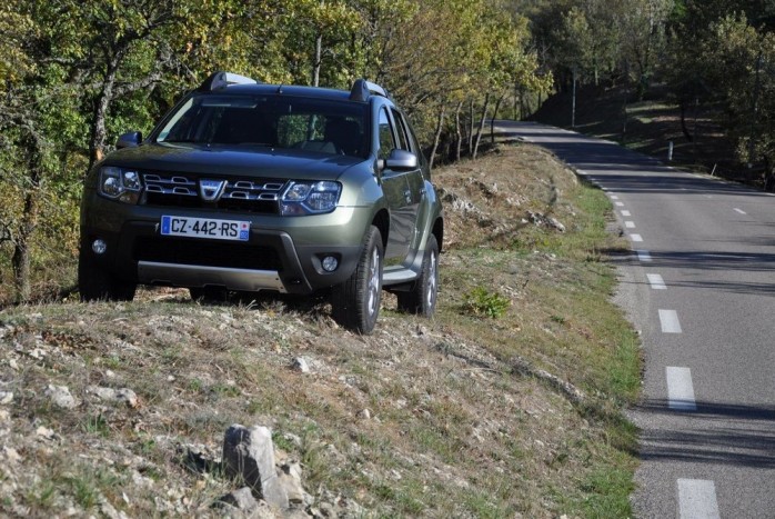 Az új Dacia Duster pont azt tudja, mint a régi, csak kicsit elegánsabban: rossz utakon és néha úttalan terepen is kényelemben szállítani utasait