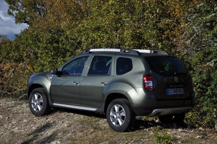 Dacia Duster 2014: kicsit szebb, kicsit jobb 1 A lámpák nem LED-esek, a menetjelző is izzószálas. A Renault filozófiája szerint a Daciában nincsenek felesleges luxustételek, ezért tud olcsó lenni