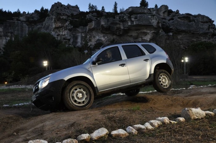 Dacia Duster 2014: kicsit szebb, kicsit jobb 8 Átlós billegéskor segít továbbjutni az elforgó kerekeket megfékező elektronikus pszeudo-differenciálzár